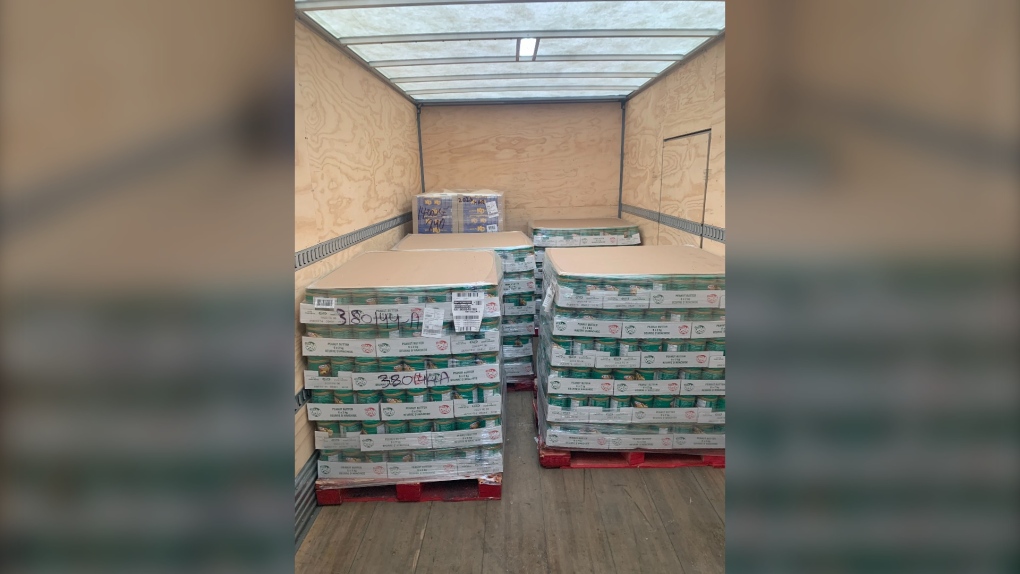 Ont Utara.  bank makanan menerima ribuan pound makanan, terima kasih kepada petugas pemadam kebakaran setempat