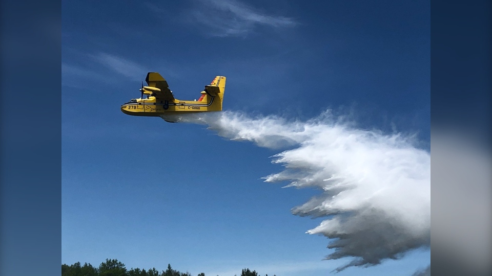 Ontario MNRF water bomber plane dumps water